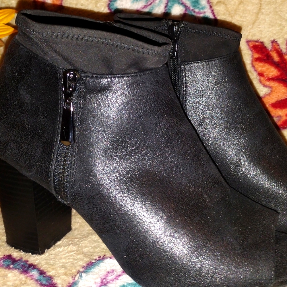 Simply Vera Black Open toe Booties &